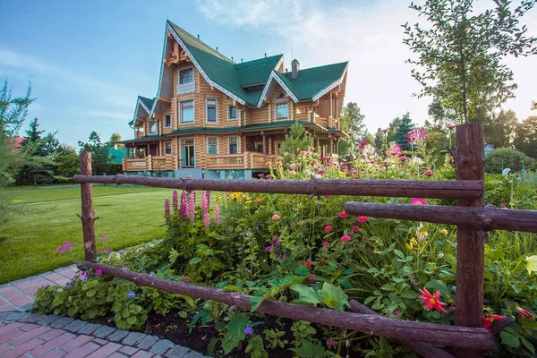 Jardín de verano y casa de madera — Foto de Stock