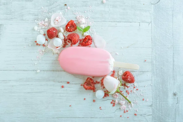 Framboesas com sorvete em chocolate rosa — Fotografia de Stock