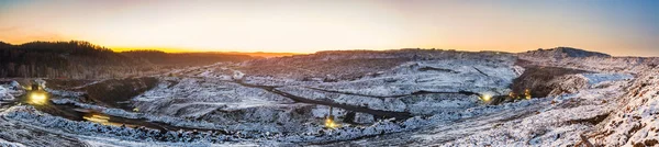 Caminhão na mina de carvão no pôr do sol — Fotografia de Stock