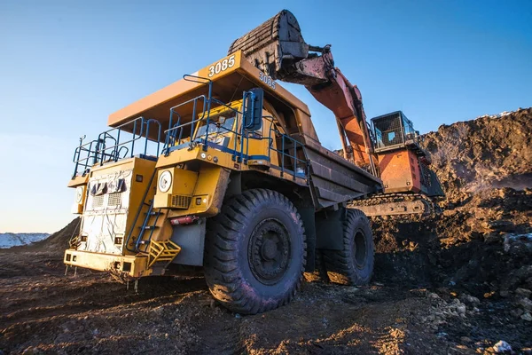 Μεγάλο Κίτρινο Φορτηγό Ανατρεπόμενο Και Εκσκαφέα Στο Ορυχείο Άνθρακα — Φωτογραφία Αρχείου