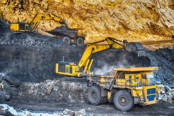 Großer Gelber Kipper Und Bagger Kohlebergwerk — Stockfoto