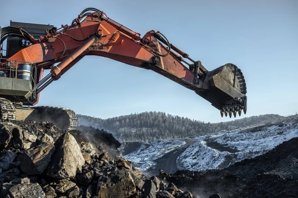 Güneşli Bir Gün Kömür Madeninde Büyük Portakal Ekskavatör — Stok fotoğraf