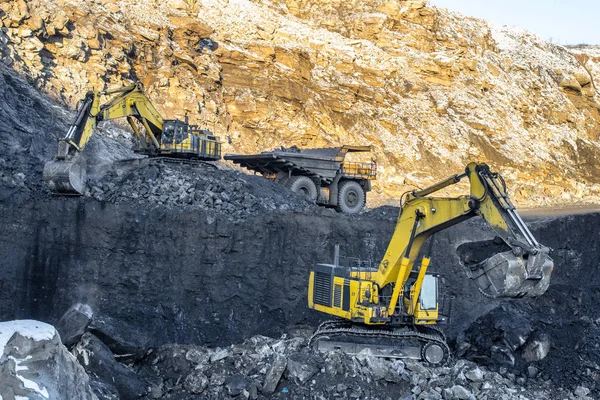 Grandi Escavatori Gialli Camion Arancione Miniera Carbone Nella Giornata Sole — Foto Stock