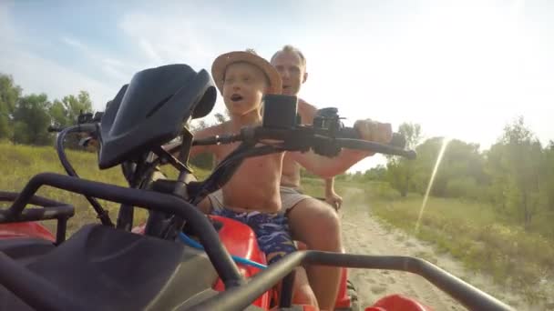 Батько і син на квадроциклі — стокове відео