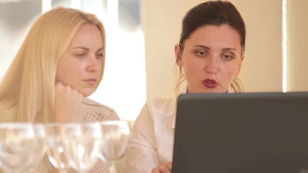 两个女人用的笔记本电脑 — 图库视频影像
