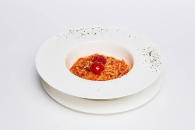 Masada domatesli makarna tabağı