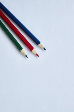 Beyaz bir yüzeyde bir kalem.