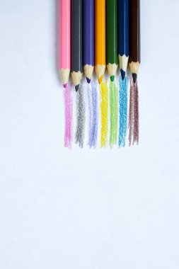 Beyaz bir yüzeyde bir kalem.