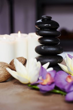 Çiçekli masaj için taştan kule