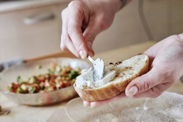 Zbliżenie smarować ser wiejski na kawałek chleba w domu krok 8 — Zdjęcie stockowe