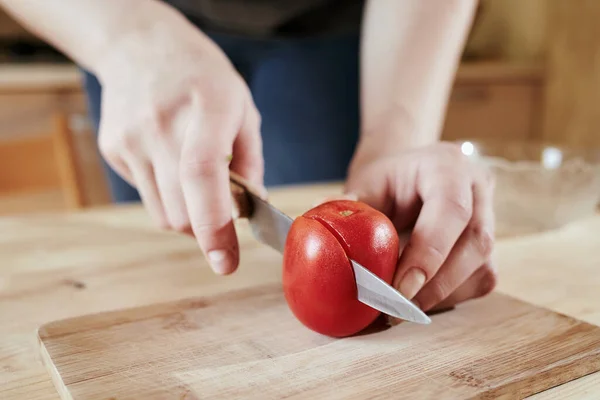 Slice the tomato with a knife on the wooden board of the house step 6 — Stock Photo, Image
