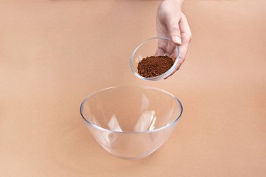 Dalona kahvesi için özel ders. Tiktok 'tan dalgon kahvesi hazırlamak için şekerle kahveyi karıştır. Adım 3