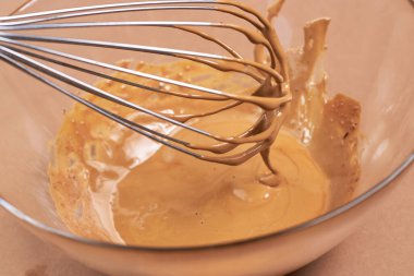 Tiktok 'tan dalgona kahvesi için kılavuz. Yumuşak krema olana kadar şeker, kahve ve su çırpın. görünümü kapat