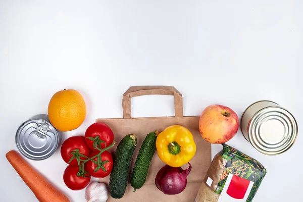 격리를 위한 음식. 과일, 채소, 통조림 식품, 곡물식 은종 이 봉투로 부풀어 오른다. 복사 공간. 하얀 배경 위 에서 — 스톡 사진