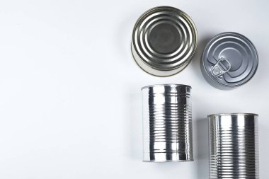 Beyaz arka planda farklı boyutlarda teneke kutular. kopyalama alanı.