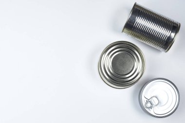 Beyaz arka planda farklı boyutlarda teneke kutular. kopyalama alanı.