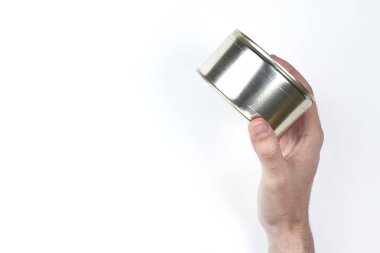 Beyaz arka plandaki eldeki kapalı kutu yan çevrilmiş. Üst Manzara. Kopyalama. izole