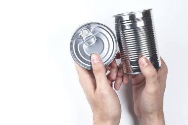 Beyaz arka planda iki kutu el ele. Üst Manzara. kopyalama alanı