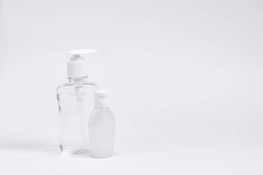 Beyaz arka planda sıvı, krem ya da antiseptik için kapasite ya da tüpler. kopyalama alanı.