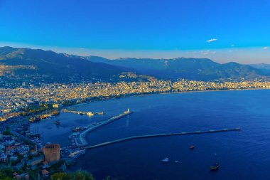 Kızıl Kule ve marina havadan görünümü