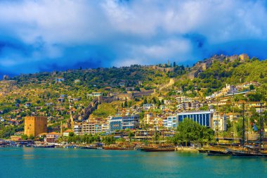 Alanya Limanı gemilerle görüntüleyin