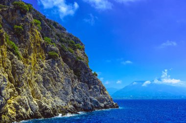 Deniz dan uçurumların görünümünü