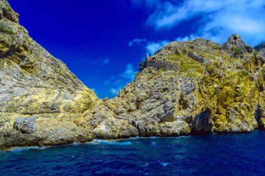 Deniz manzaralı kayalık kıyı şeridi