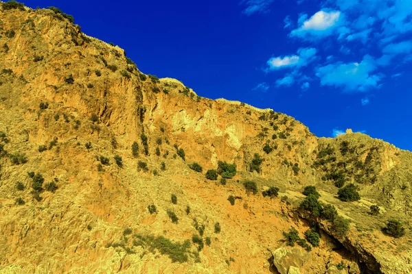 Burgmauer auf felsigem Hügel in alanya — Stockfoto