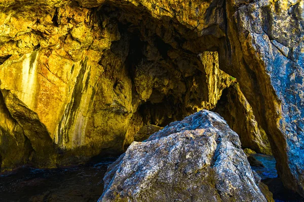 Widok zbliżenie na Rocky Mountain z jaskini — Zdjęcie stockowe