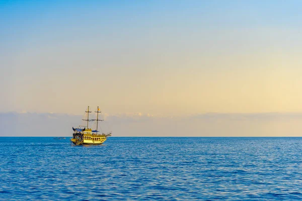 Navio à vela com turistas ao pôr do sol — Fotografia de Stock