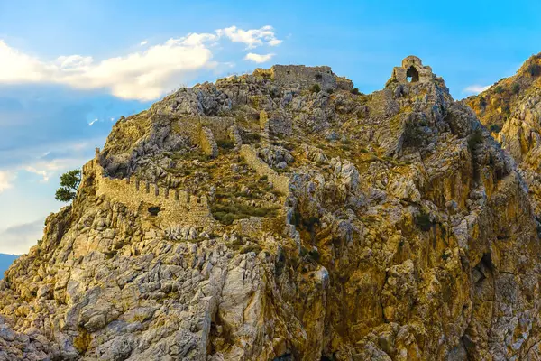 Ruinen der alanya Burg auf dem Gipfel des Felsens — Stockfoto