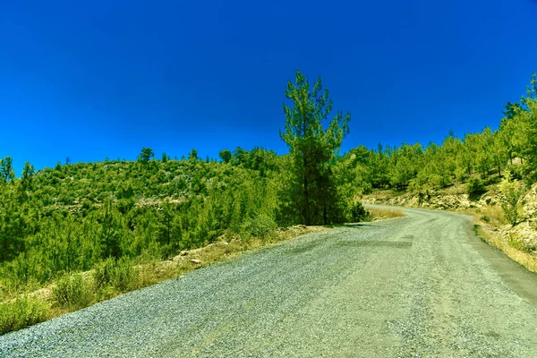 Вид на дорогу в горах — стоковое фото