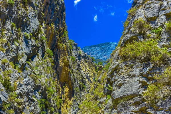 Felsiger Berg und blauer Himmel — Stockfoto