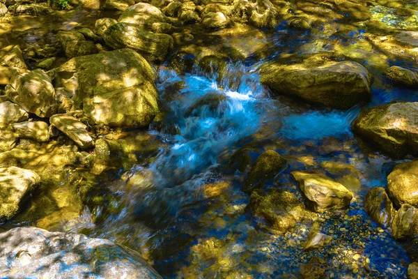 Vista de cerca del río en la montaña —  Fotos de Stock