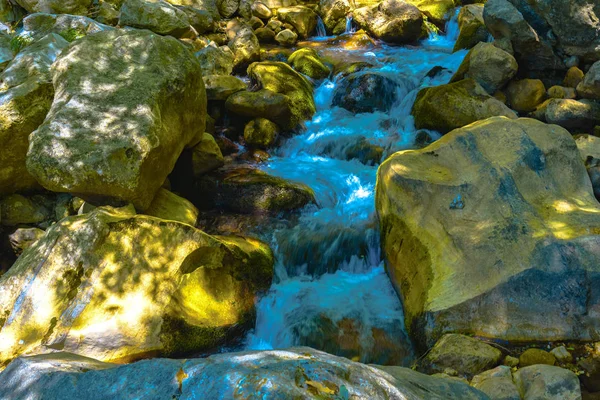 Vista de cerca del río en la montaña —  Fotos de Stock