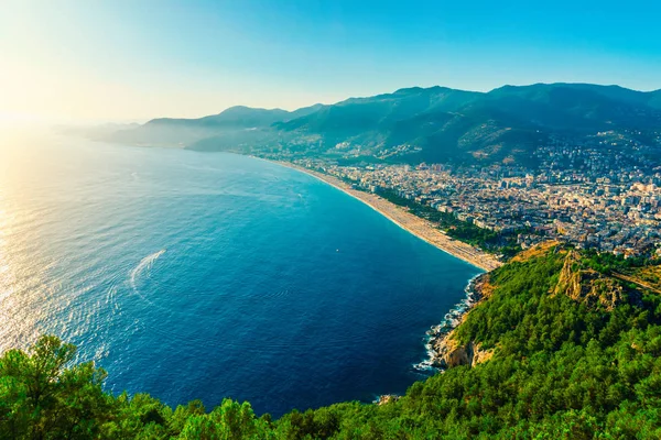 Vista para a praia da cidade em Alanya — Fotografia de Stock