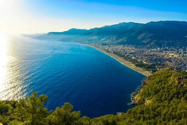 Vista para a praia da cidade em Alanya — Fotografia de Stock