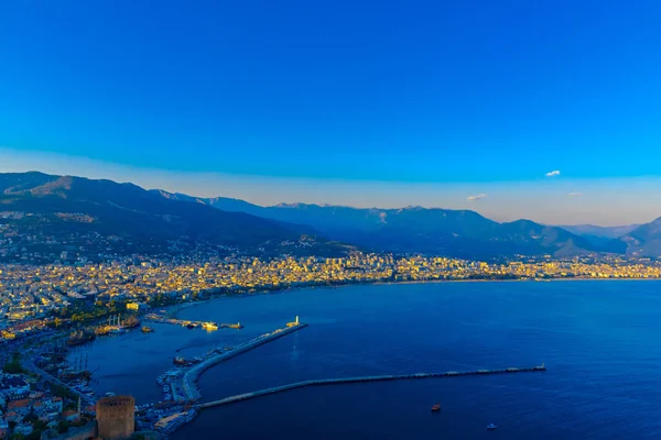 Vue aérienne sur la Tour Rouge et la marina — Photo