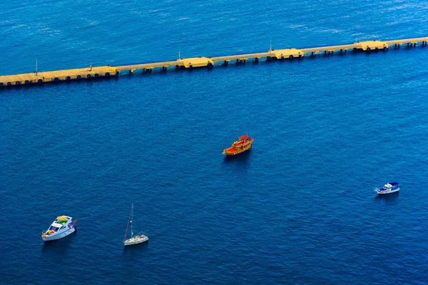 Vista aérea em barcos perto do cais — Fotografia de Stock