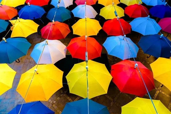 Dekoration mit offenen bunten Regenschirmen — Stockfoto