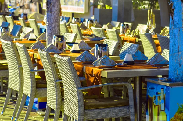 Sokakta Restoran masaları ve sandalyeler
