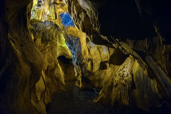 Blick auf schummrige Höhle lizenzfreie Stockbilder