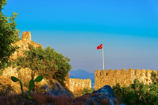 Alanya 성곽에 터키 국기 스톡 이미지