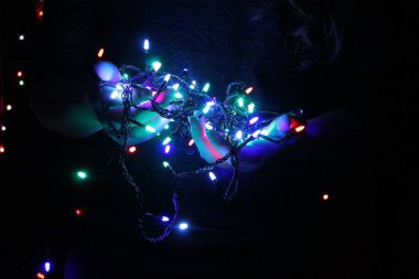 Noel çelengi parıldıyor Noel arkaplanında.