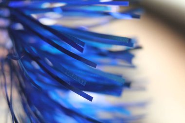 Makro çekimde mavi Noel süsleri.