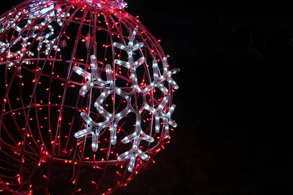 Een Enorm Lichtgevend Kerstspeelgoed Van Bloemenslingers — Stockfoto