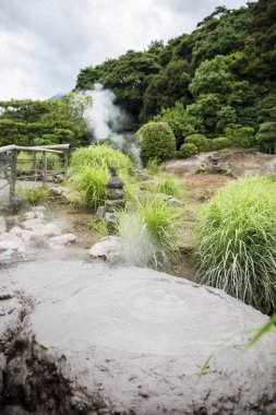 Keşiş traşlı başkanı springs benziyor üzerinden kadar kabarcıklar gri çamur aslında Bozu adını bozu Jigoku Beppu, Japonya, sekiz hells (Jigoku), biri geliyor.