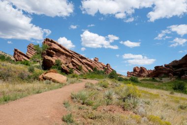 Denver, Colorado 'daki Red Rocks Parkı' nda yürüyüş patikası
