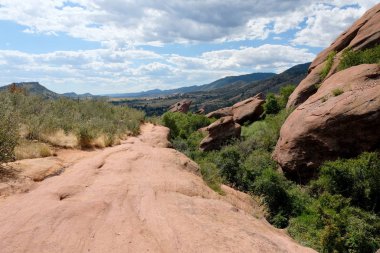 Denver, Colorado 'daki Red Rocks Parkı' nda yürüyüş patikası