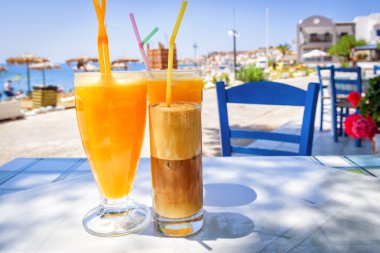 Gözlük ile portakal suyu ve Yunan kahve frappe